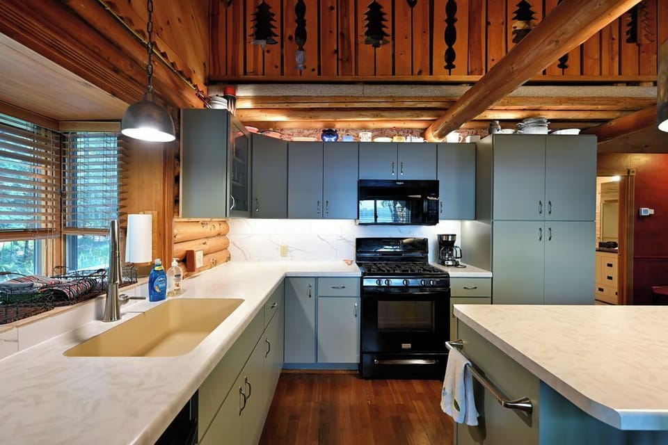 House, Multiple Beds, Patio (Birch Haven) | Private kitchen | Fridge, microwave, oven, stovetop