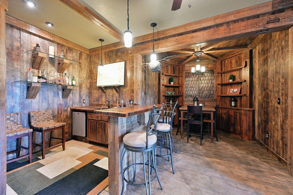 House, Multiple Beds, Jetted Tub (Osprey Lake Cabin) | Interior