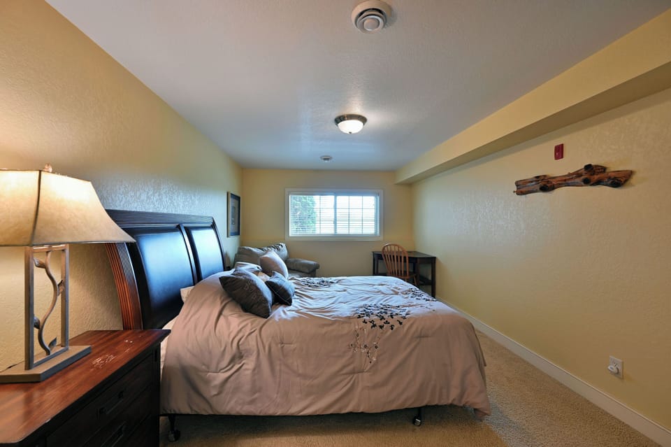 Condo, Multiple Beds, Hot Tub, Golf View (Unit 109 2 BDRM/ 2 BA) | 2 bedrooms, free wired internet