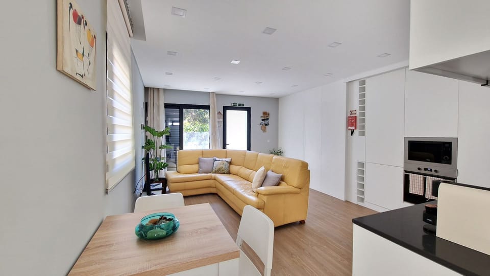 Charming dining table—ideal for intimate breakfasts or romantic dinners. Perfectly situated, just a stroll away from Machico’s vibrant center. #two #apartment
