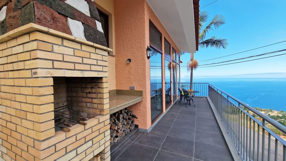Casa Clementine by LovelyStay offers a barbecue experience with ocean and bay views, modern amenities, and a spacious terrace. #bbq #funchal #V3house