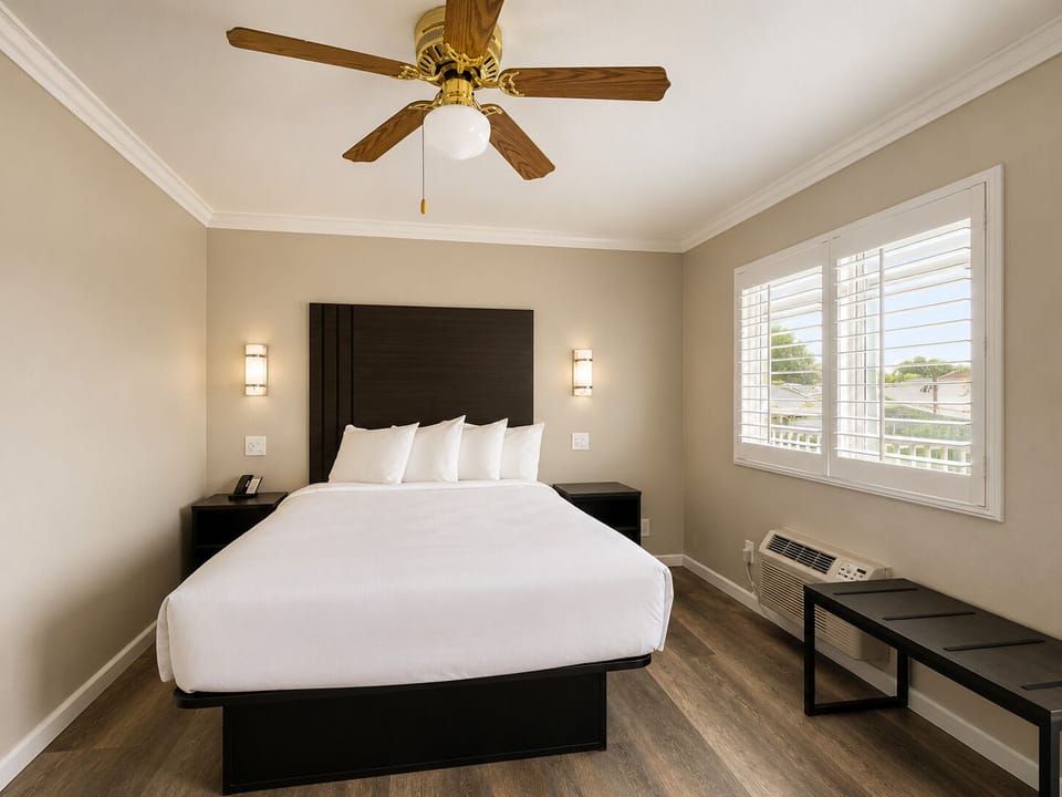 Standard Room, 1 King Bed | Iron/ironing board, free WiFi, bed sheets, alarm clocks