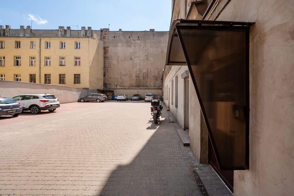 Building entrance and free parking next to the building | Book Now with RENTUJEMY.COM