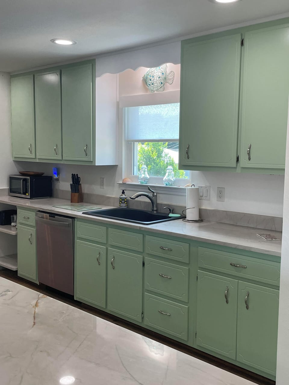 Bright, beachy kitchen