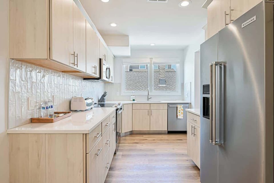 Full kitchen