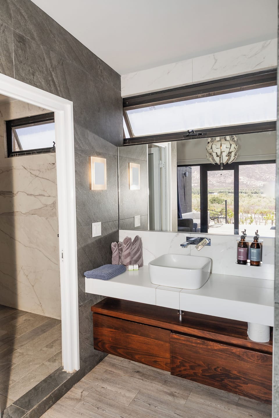 Deluxe Two Bedroom | Bathroom | Shower, rainfall showerhead, towels, soap