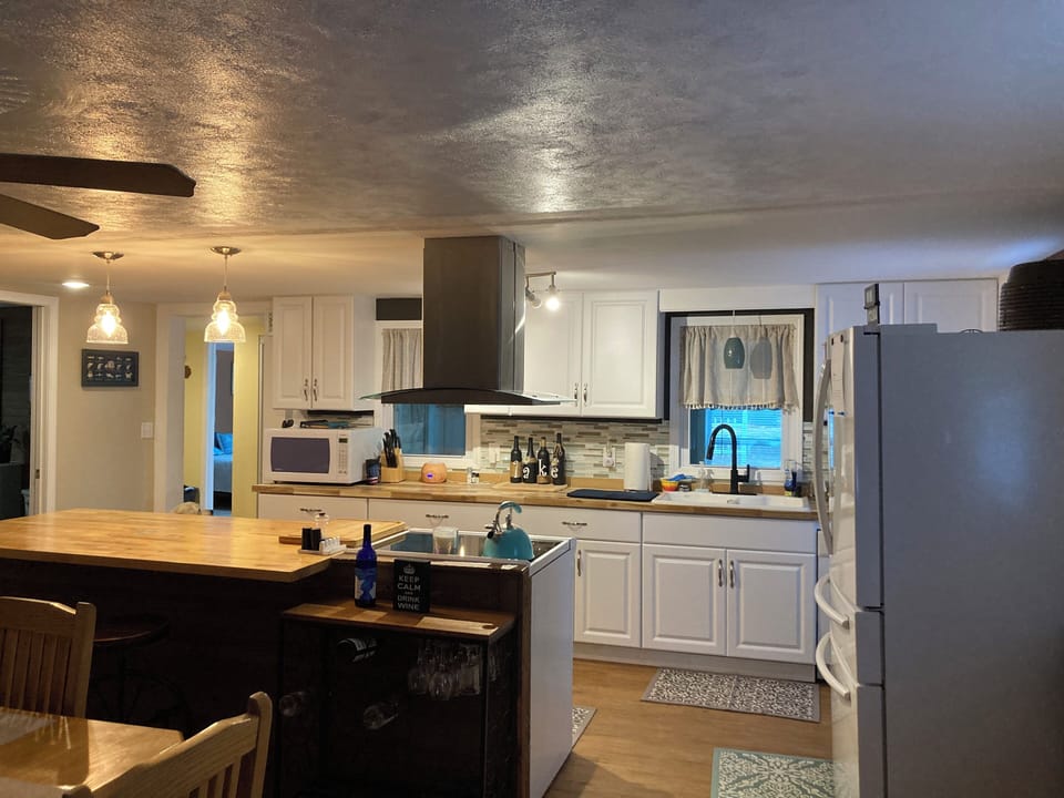 Open kitchen & dining area to enjoy good conversation