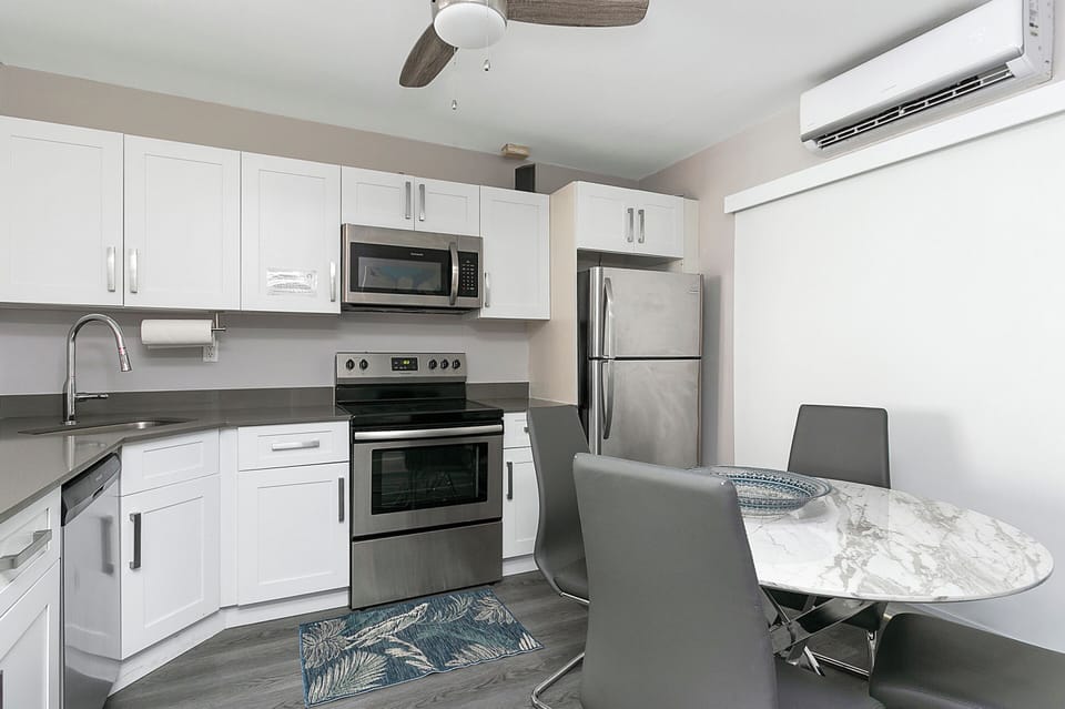 Classic Apartment, Partial Ocean View | Private kitchen | Full-size fridge, microwave, oven, stovetop