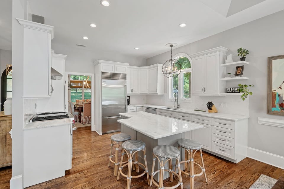 Fully stocked kitchen with seating for 4.