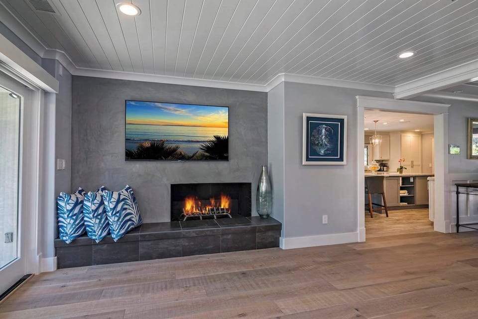 Living room (fireplace is inoperable)
