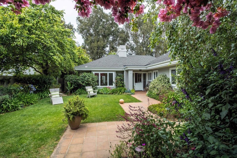 Garden area with lounge seating