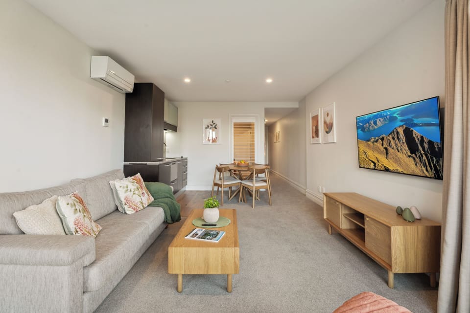 Apartment, Courtyard View | Living area | Flat-screen TV