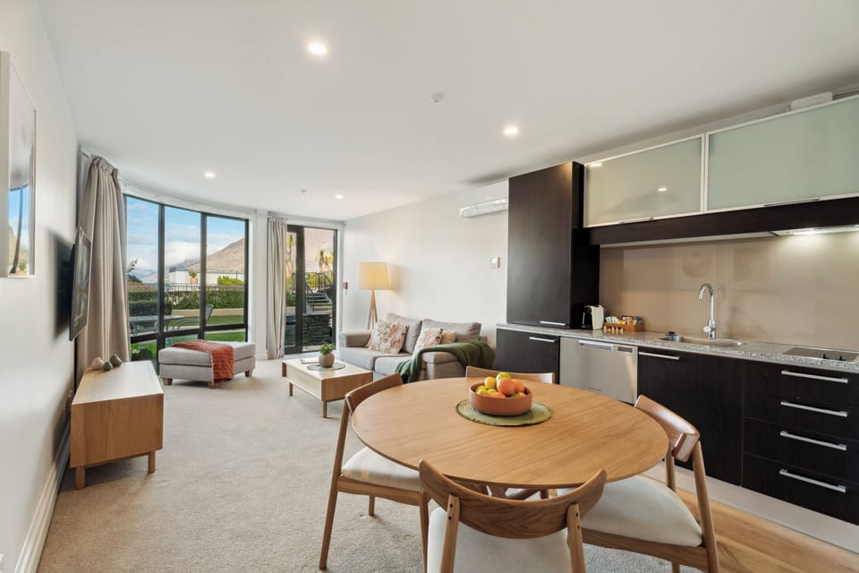 Apartment, Courtyard View | Living area | Flat-screen TV