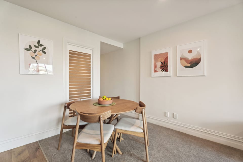 Apartment, Courtyard View | Living area | Flat-screen TV