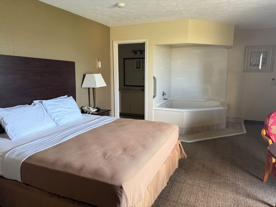 Executive Suite, 1 King Bed, Lake View | In-room safe, free WiFi, bed sheets