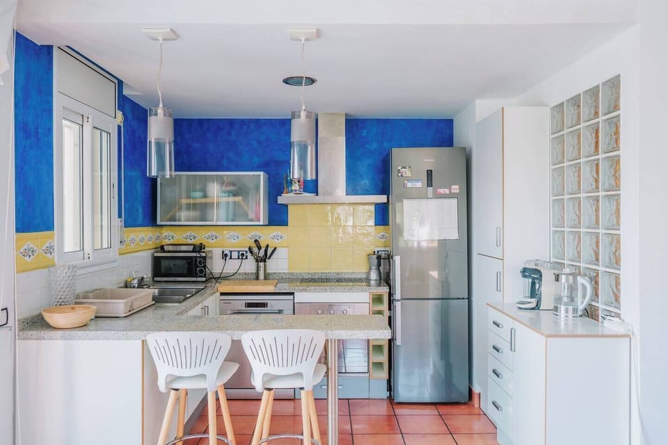 Cocina equipada, cafetera Massimo, hervidor etc - Equipped kitchen with tools