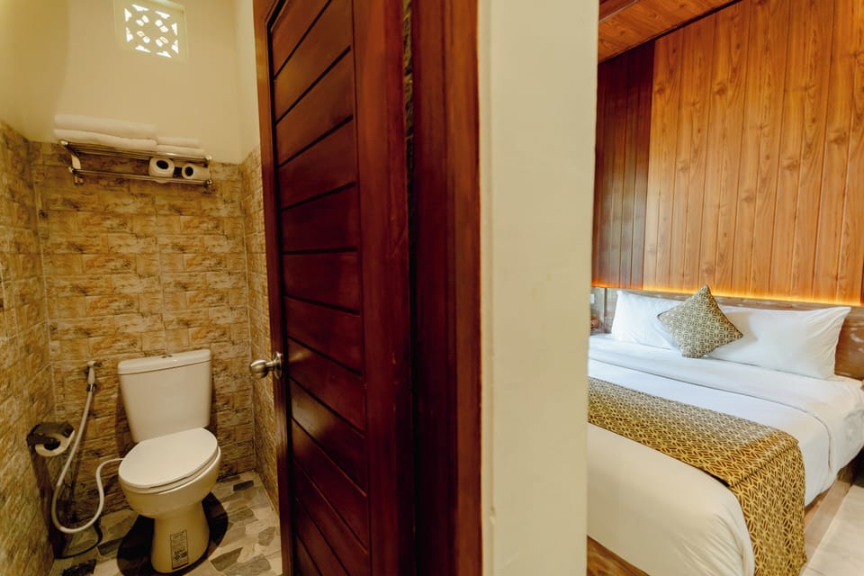 Superior Room, Garden View | Bathroom | Shower, rainfall showerhead, free toiletries, hair dryer
