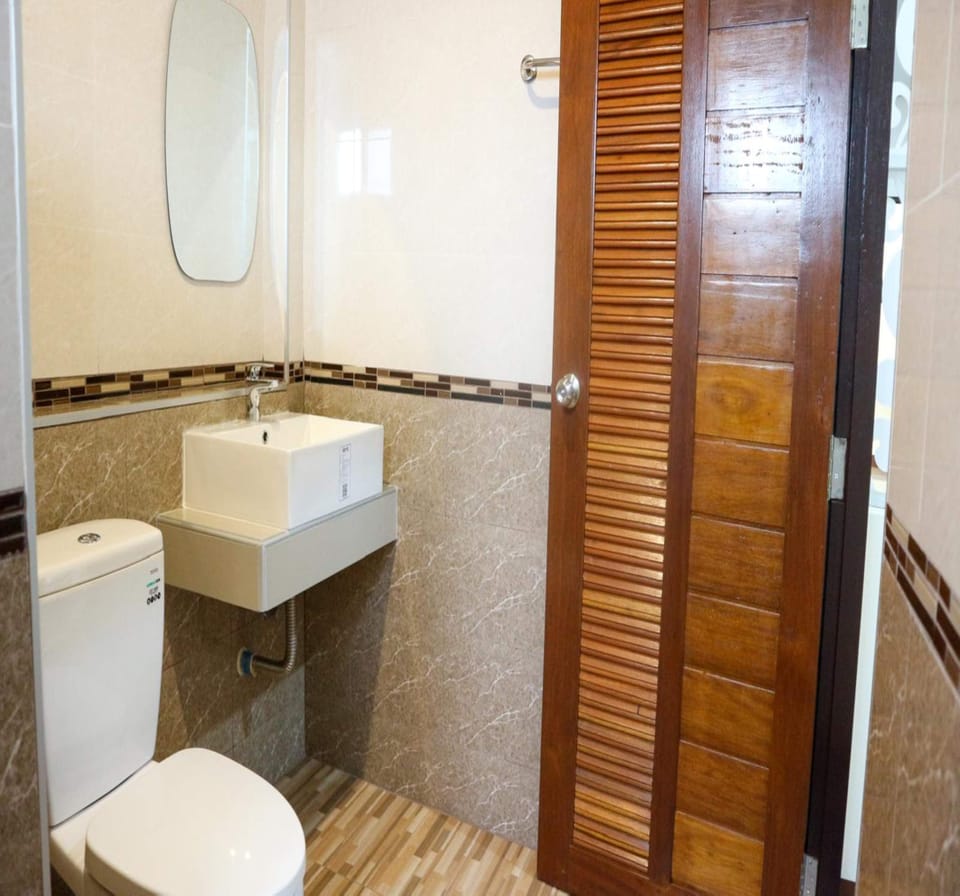 Superior Double Room | Bathroom | Shower, towels