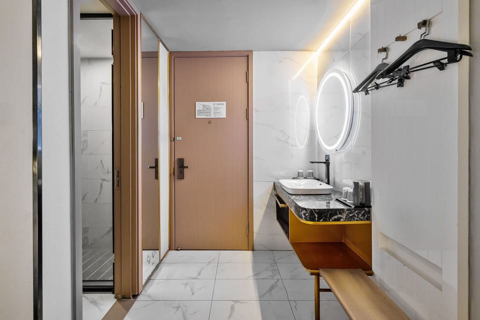 Shower, rainfall showerhead, free toiletries, hair dryer