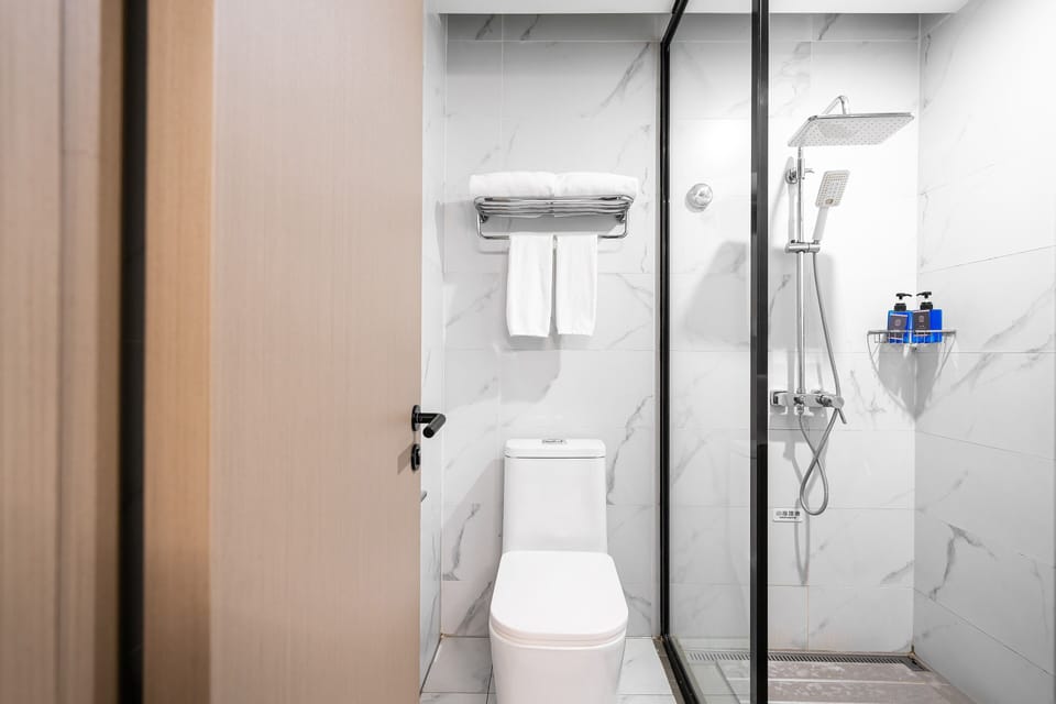 Shower, rainfall showerhead, free toiletries, hair dryer
