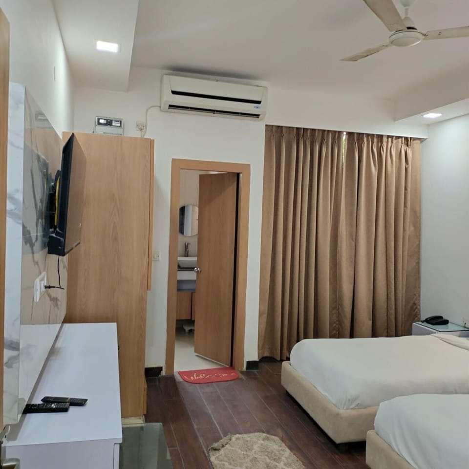 Deluxe Room | Bathroom | Rainfall showerhead, towels, soap