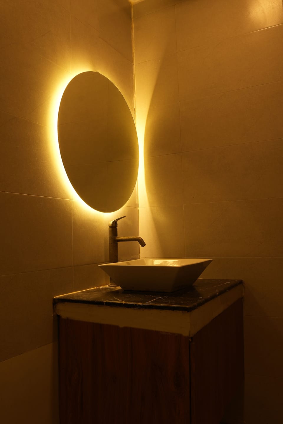 Deluxe Room | Bathroom | Rainfall showerhead, towels, soap