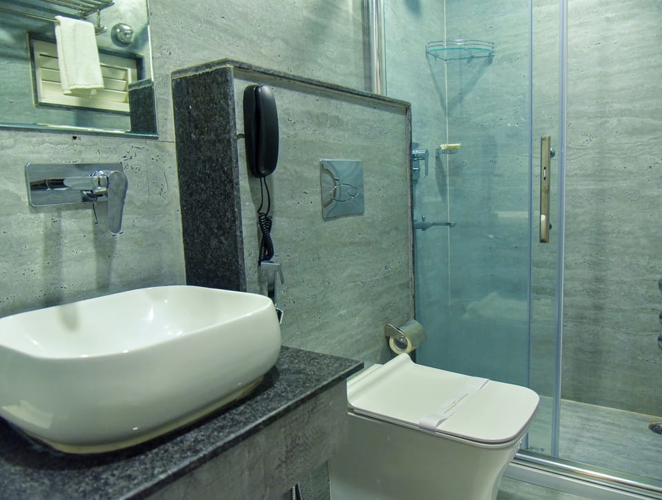 Single Room | Bathroom | Shower, rainfall showerhead, free toiletries, towels