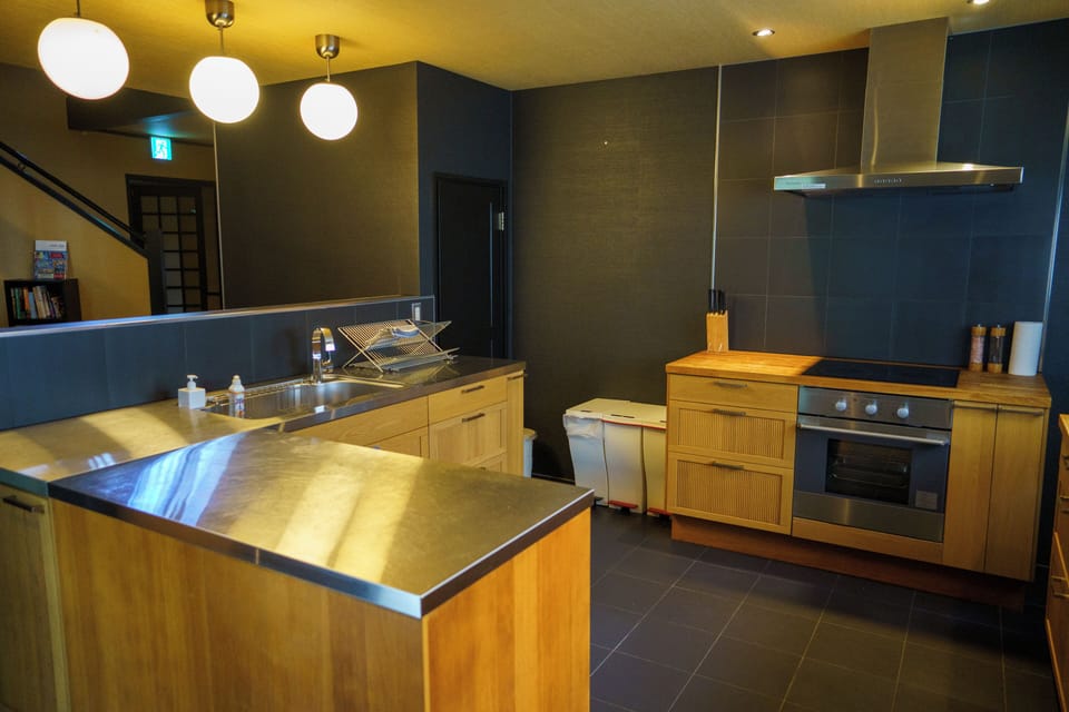 Full-size fridge, microwave, stovetop, dishwasher