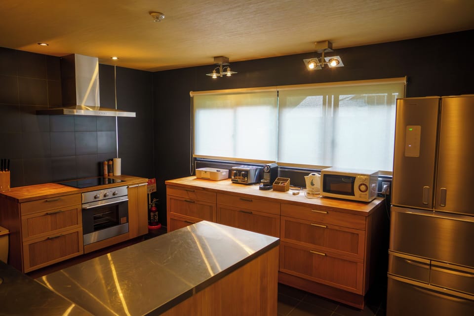 Full-size fridge, microwave, stovetop, dishwasher