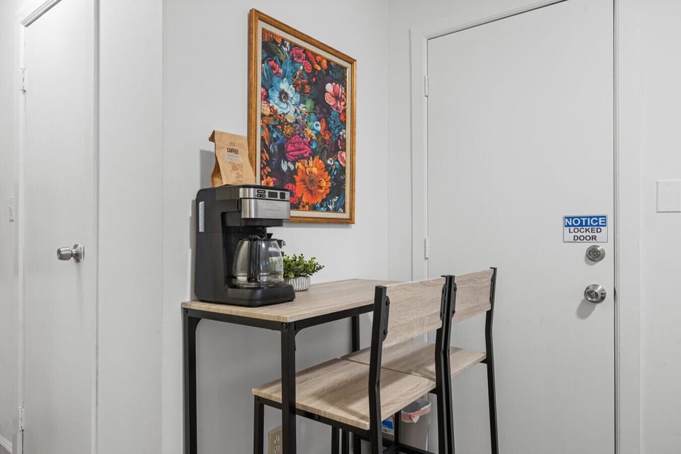Space-saving two-seater table, ideal for both meals and remote work.