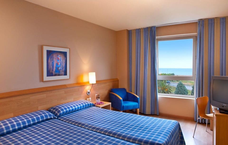 Superior Twin Room | Desk, laptop workspace, blackout drapes, soundproofing
