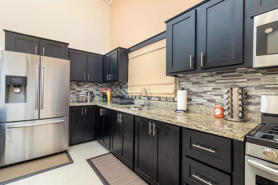 Apartment | Private kitchen | Full-size fridge, microwave, oven, electric kettle