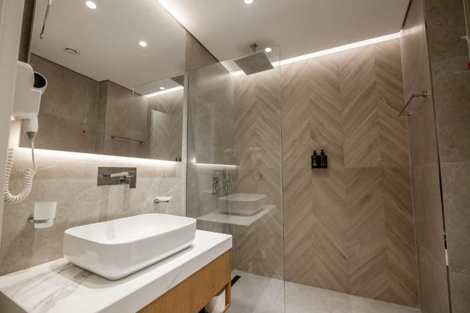 Deluxe Double Room with Balcony and Sea View | Bathroom | Shower, hair dryer, slippers, towels