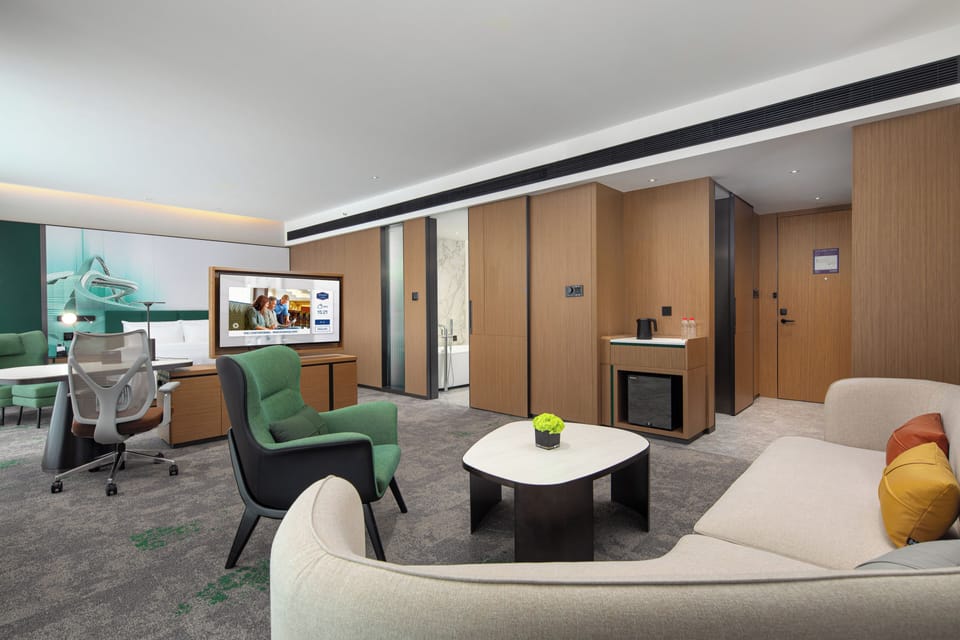 Executive Suite | Desk, laptop workspace, blackout drapes, soundproofing
