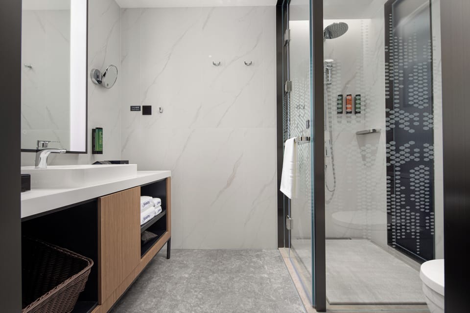 Superior Twin Room | Bathroom | Free toiletries, hair dryer, slippers, towels