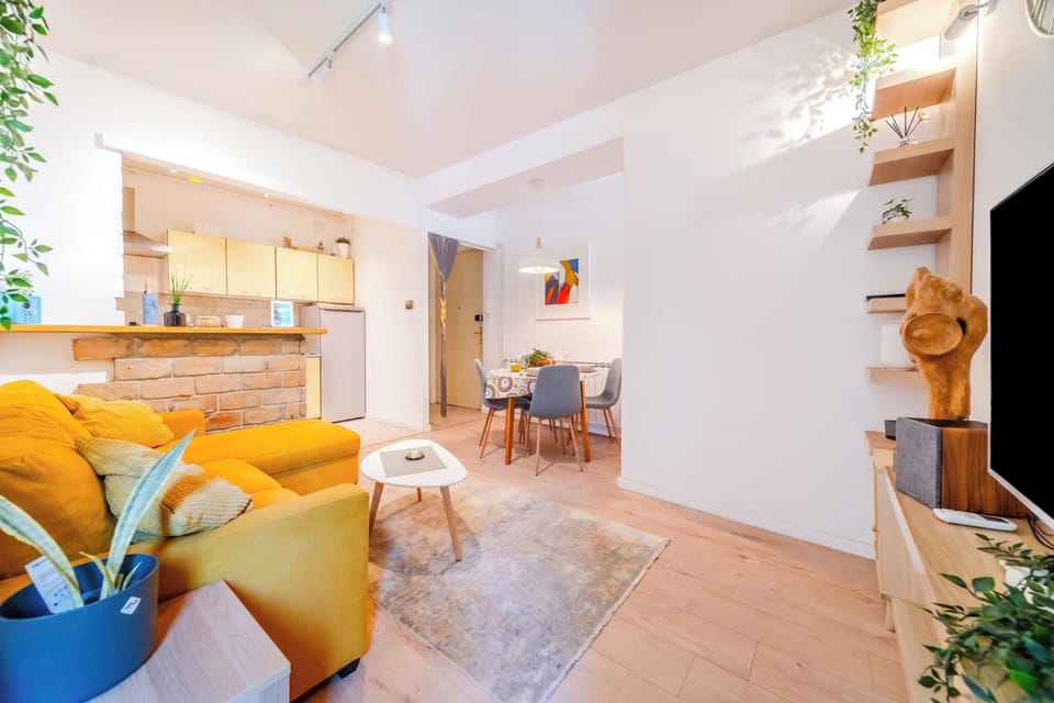Family Apartment, 1 Bedroom, Air conditioning (Quiet Corner Central Zagreb 1BR w/ AC) | Living area