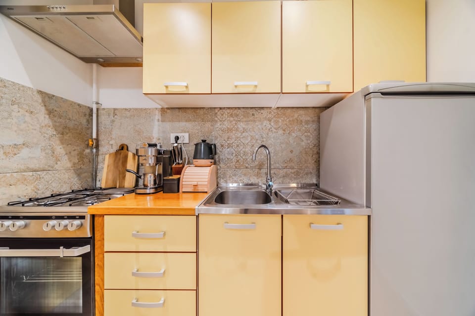 Family Apartment, 1 Bedroom, Air conditioning (Quiet Corner Apartment in the City) | Private kitchen