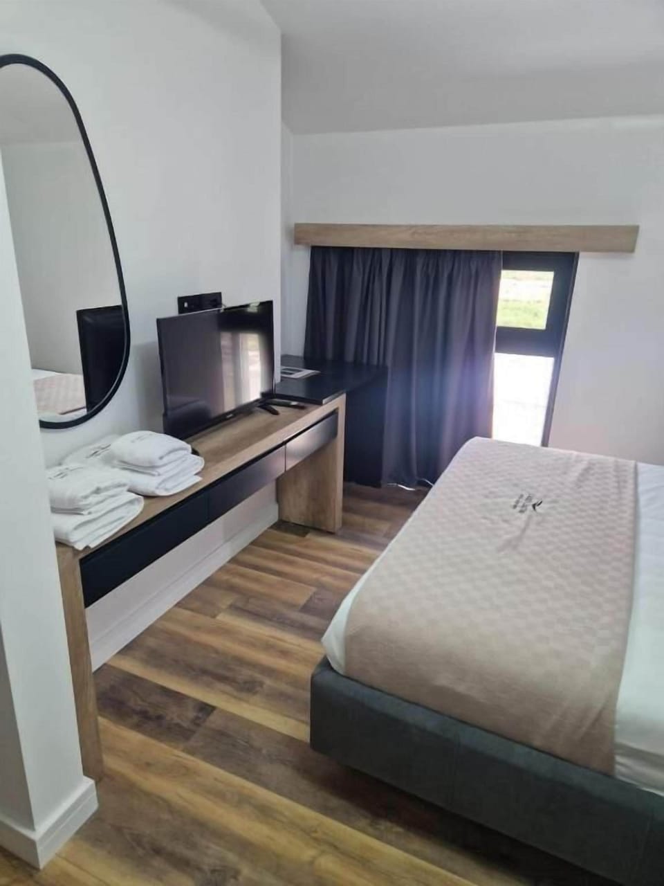 Deluxe Double Room | Desk, WiFi (free), bed sheets