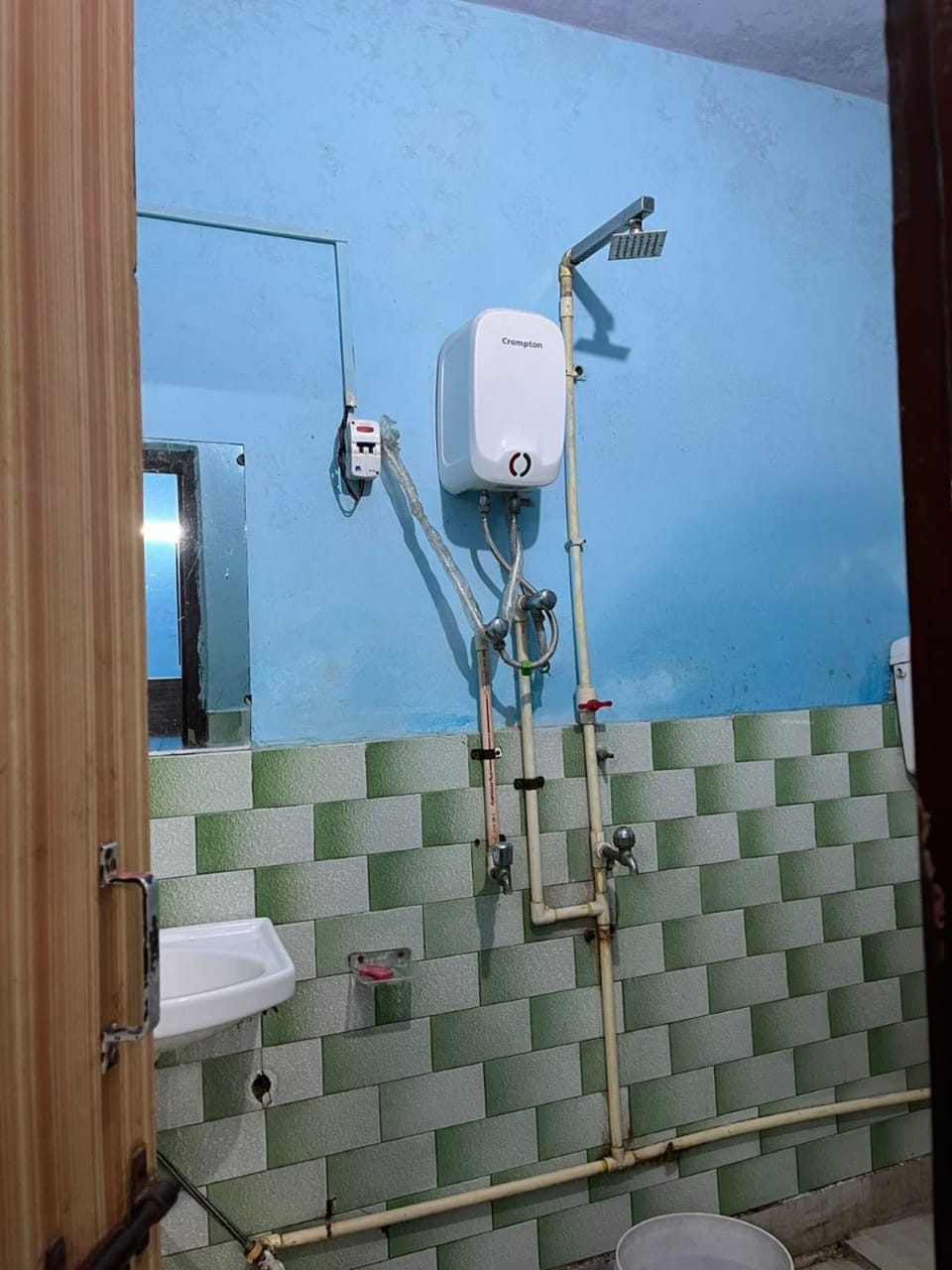 Shower, towels, soap, shampoo