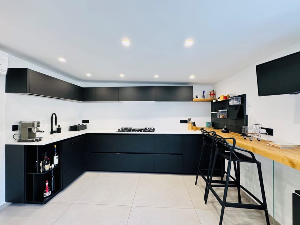 Luxury Penthouse | Private kitchen | Fridge, microwave, oven, stovetop