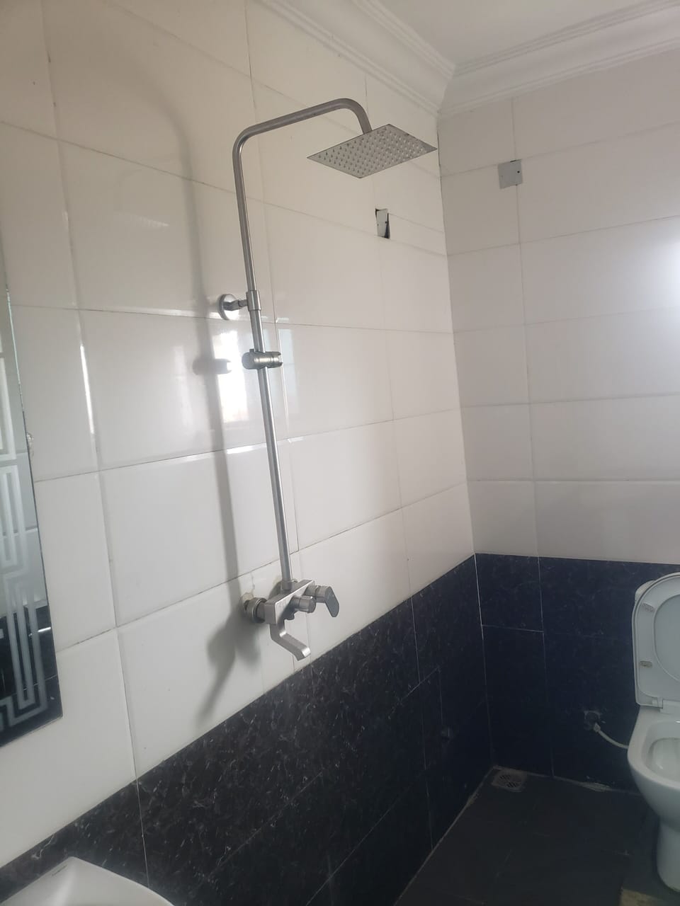 Deluxe Studio Suite | Bathroom | Slippers