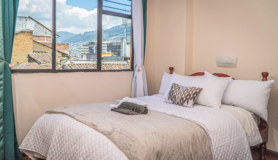 Deluxe Room, 1 Queen Bed, City View | Soundproofing, WiFi (free), bed sheets