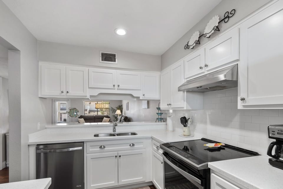Townhome, 2 Bedrooms | Private kitchen | Coffee/tea maker, fridge, oven, toaster