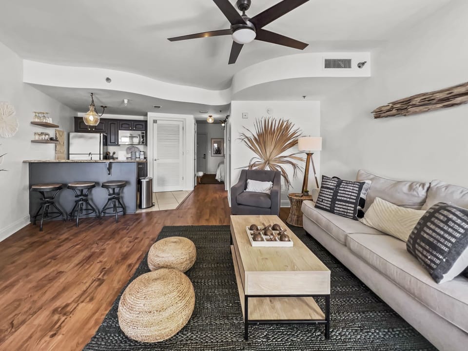 Condo, 1 Bedroom | Living area