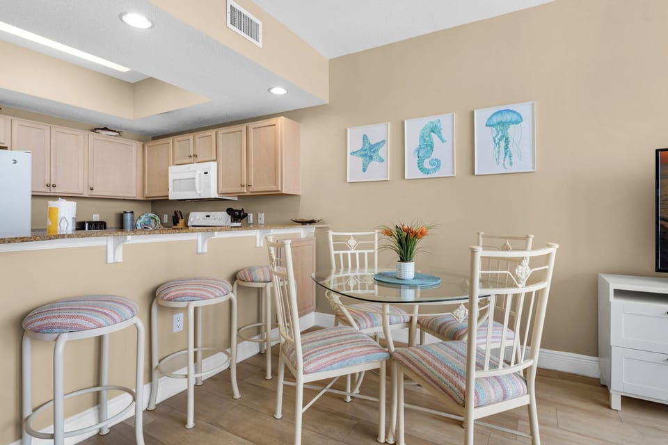 Dining and eat-in bar seating