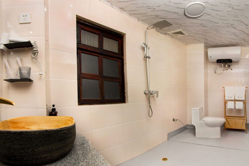 Comfort Double or Twin Room, Private Bathroom, Courtyard View | Bathroom | Shower, hair dryer, slippers, towels