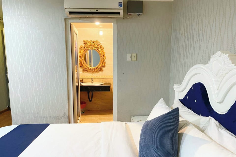 Deluxe Room, 1 Queen Bed | Desk, soundproofing, free WiFi
