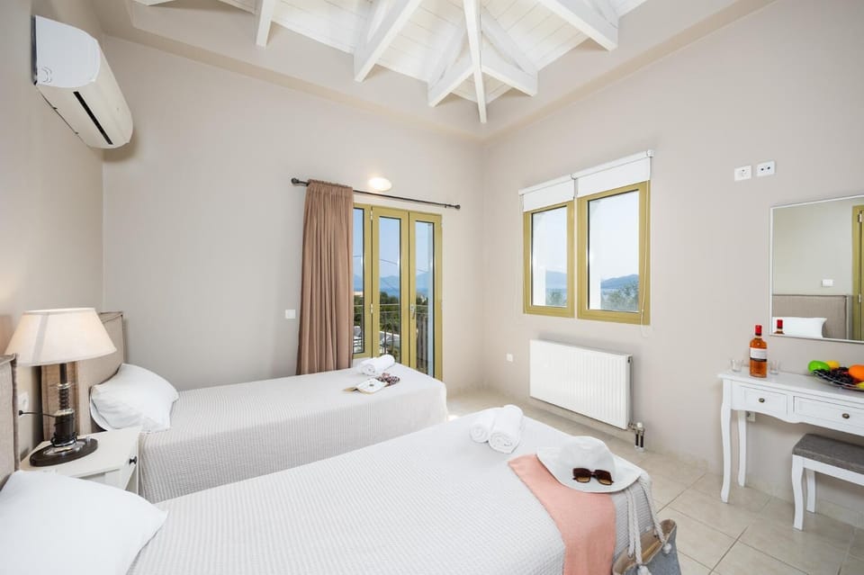 Twin bedroom with en suite bathroom and A/C