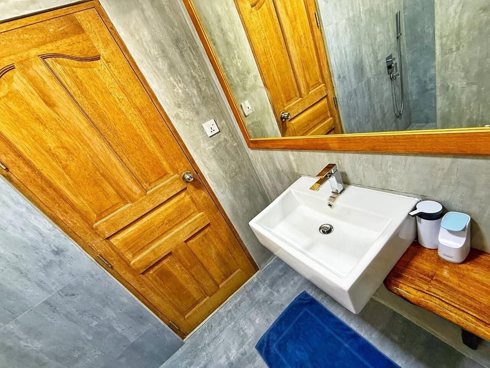 Deluxe Double Room, Beach View | Bathroom | Free toiletries, soap, shampoo, toilet paper
