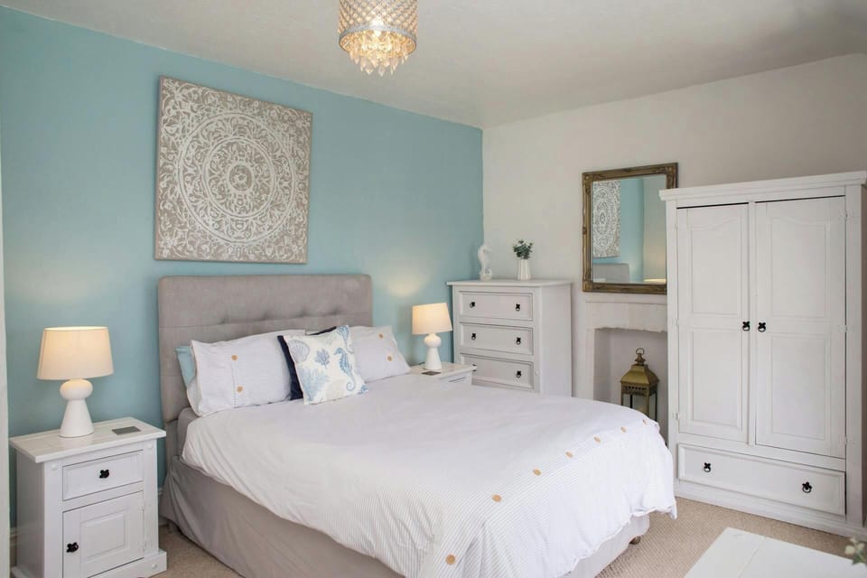 Kingsize bedroom with wardrobe and chest of drawers